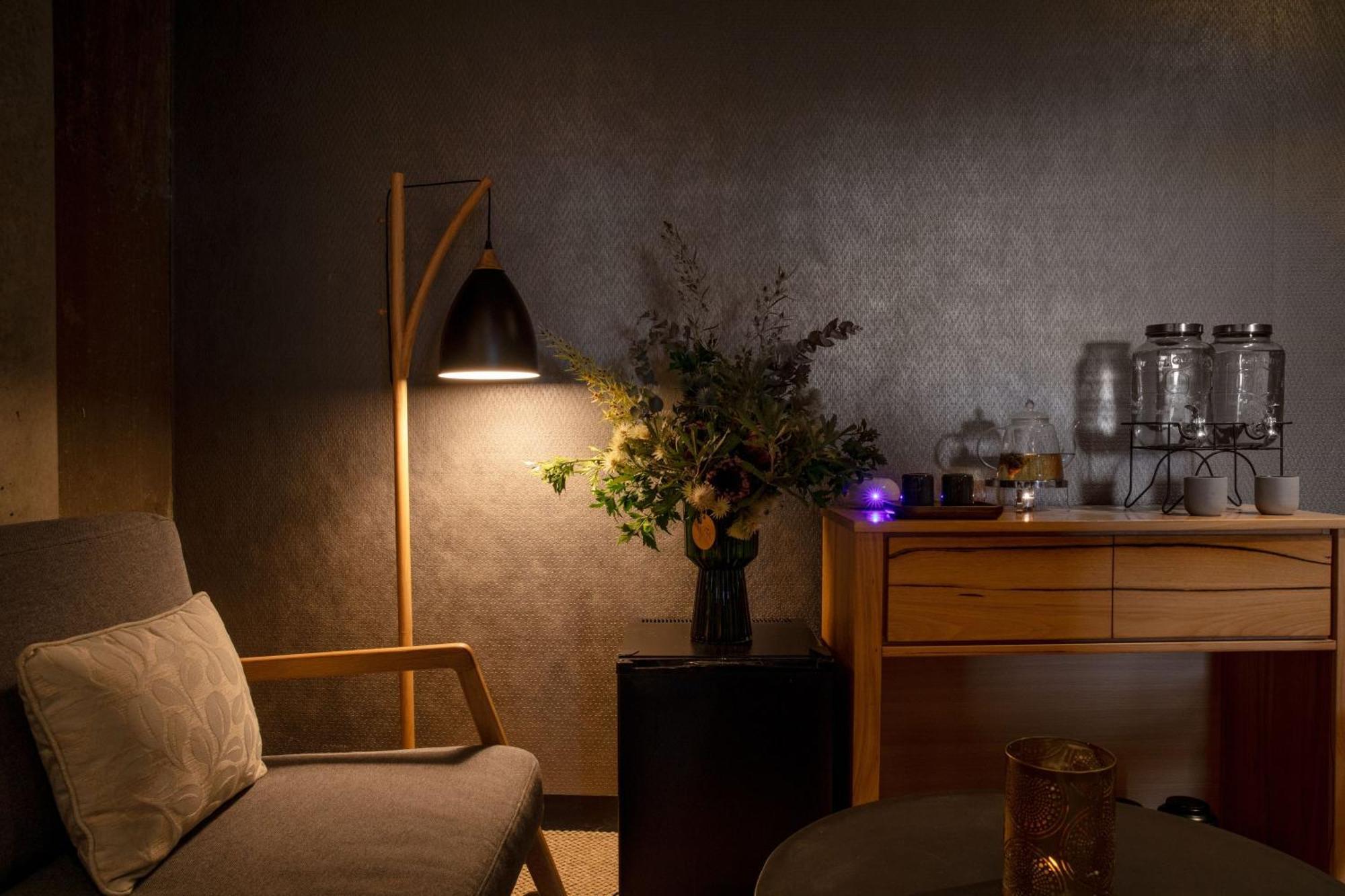 فندق Peppers Silo لونسيستون المظهر الخارجي الصورة A floor lamp