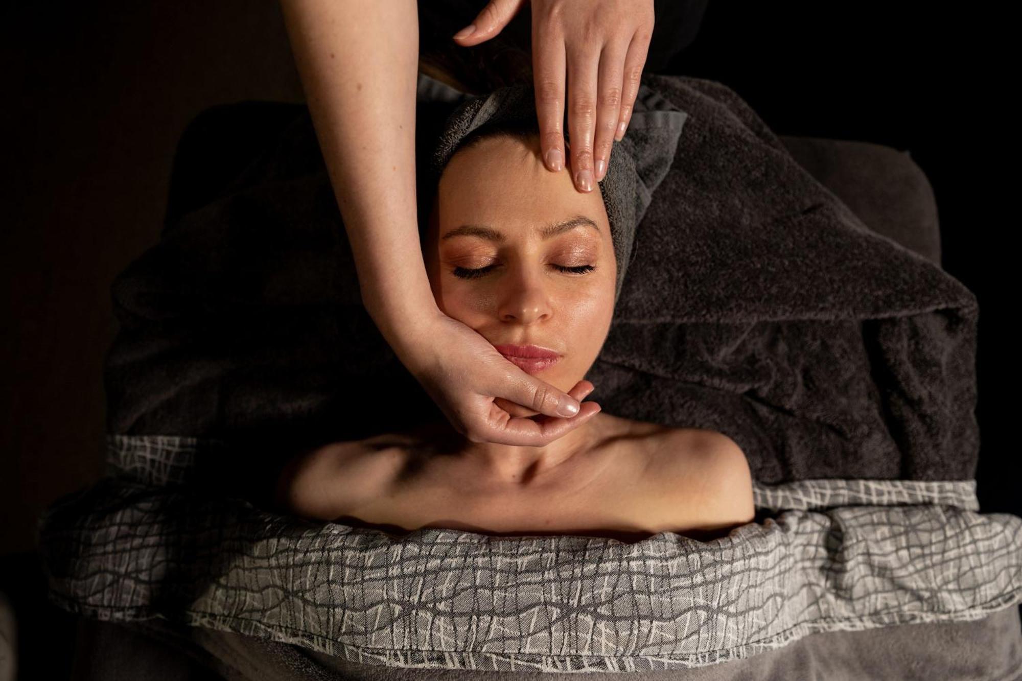 فندق Peppers Silo لونسيستون المظهر الخارجي الصورة A woman receiving a facial massage