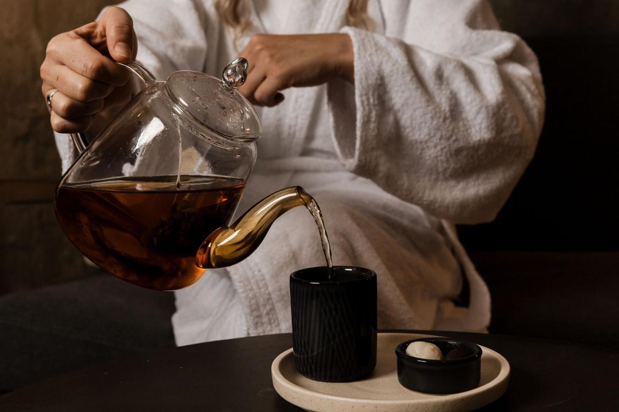 فندق Peppers Silo لونسيستون المظهر الخارجي الصورة A woman pouring tea
