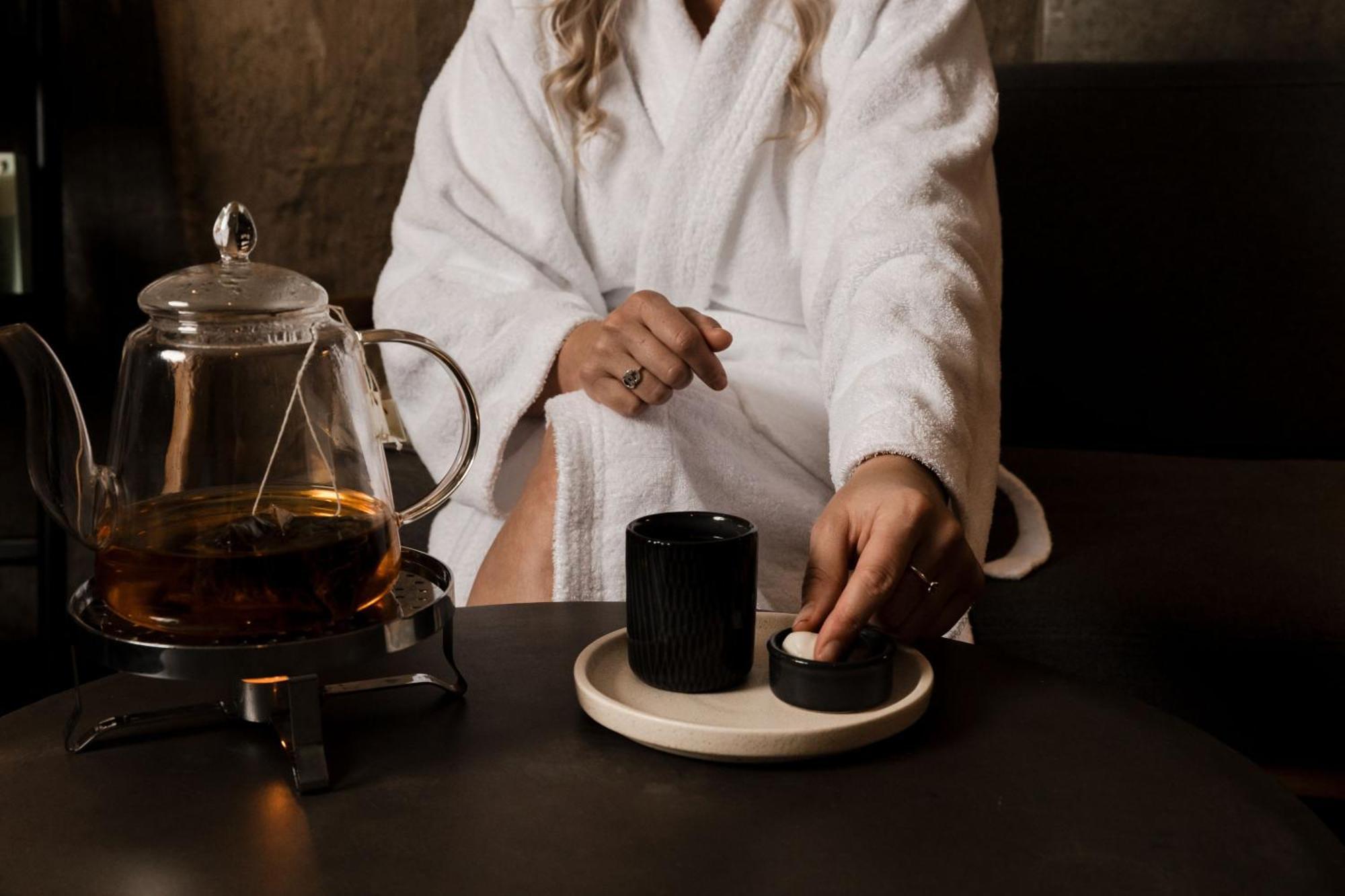 فندق Peppers Silo لونسيستون المظهر الخارجي الصورة A woman wearing a bathrobe