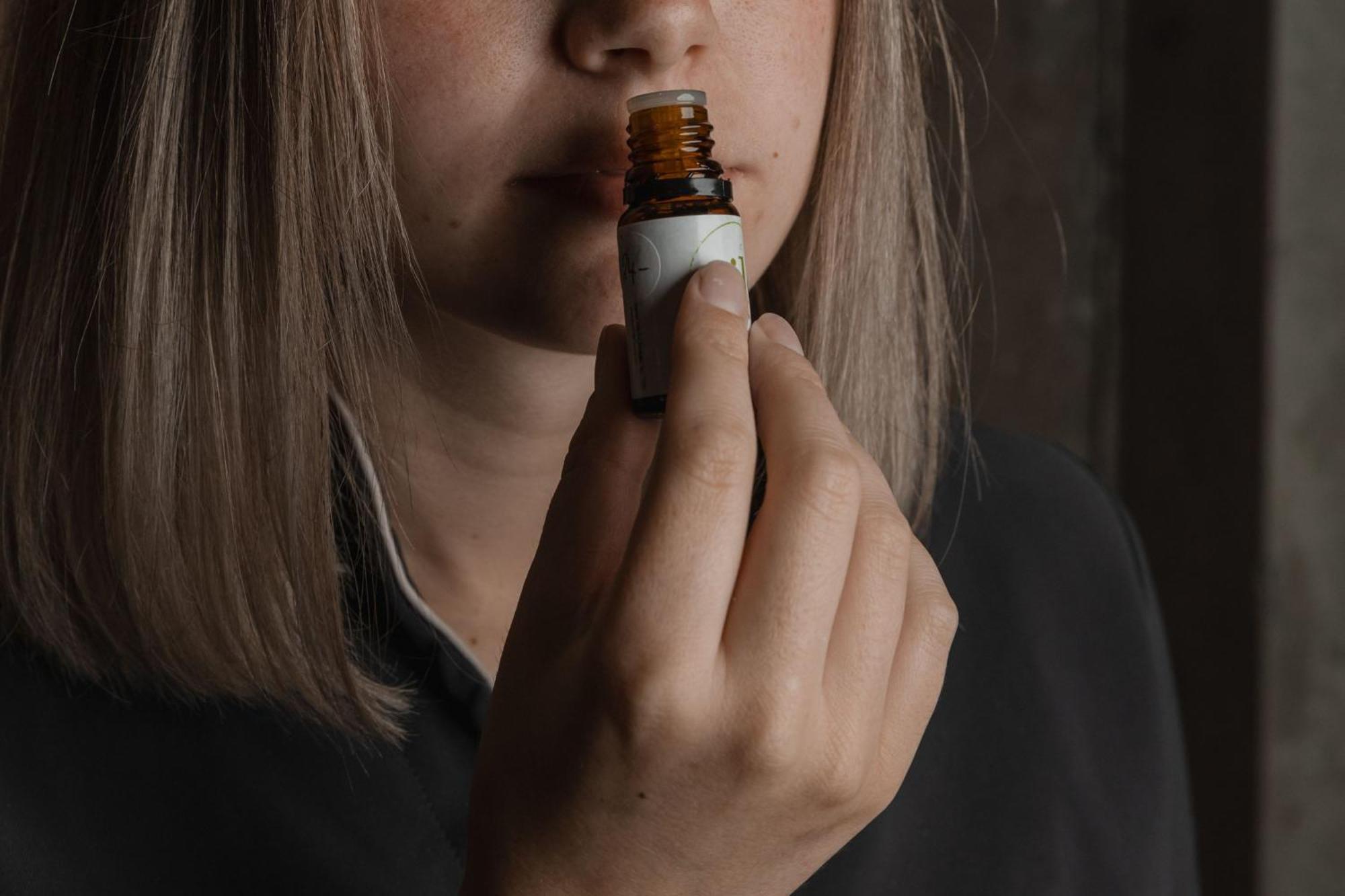فندق Peppers Silo لونسيستون المظهر الخارجي الصورة A woman smelling a bottle of essential oil