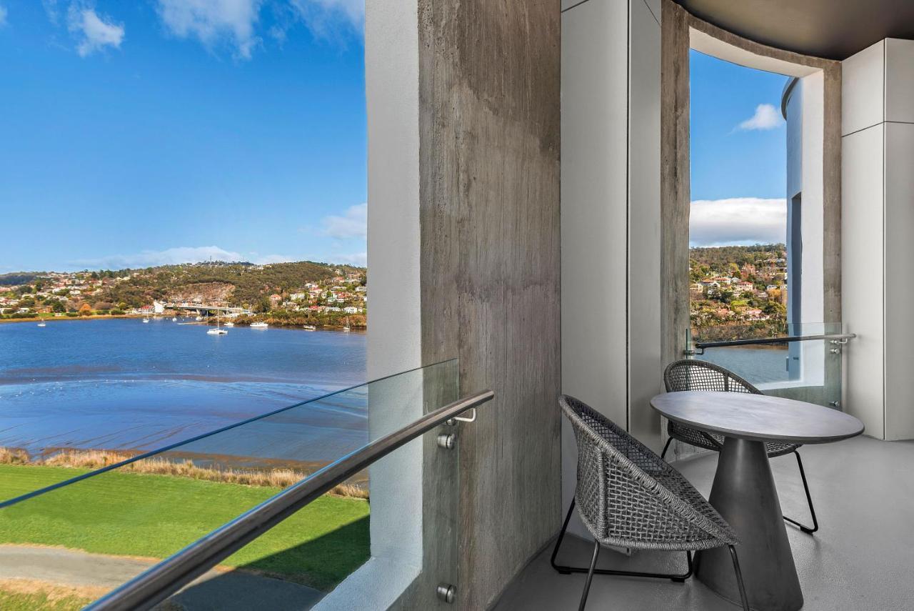 فندق Peppers Silo لونسيستون المظهر الخارجي الصورة Balcony of a suite at the Crowne Plaza Hotel, Geelong Waterfront