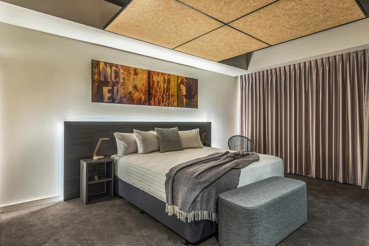 فندق Peppers Silo لونسيستون الغرفة الصورة A bedroom with a bed and a stool